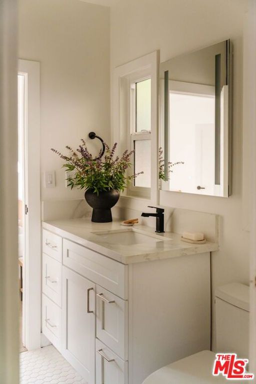 Image 13 of property listing at 2826 Macon Street, Los Angeles, CA 90065