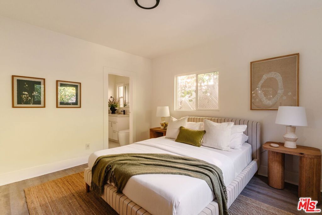 Image 14 of property listing at 2826 Macon Street, Los Angeles, CA 90065