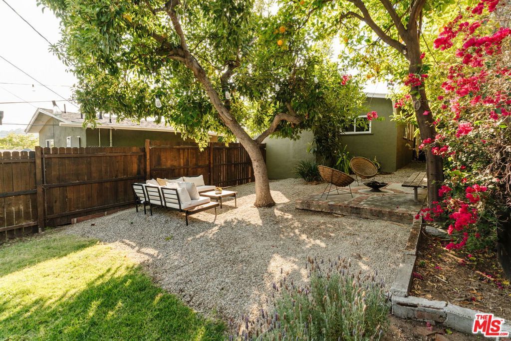 Image 19 of property listing at 2826 Macon Street, Los Angeles, CA 90065