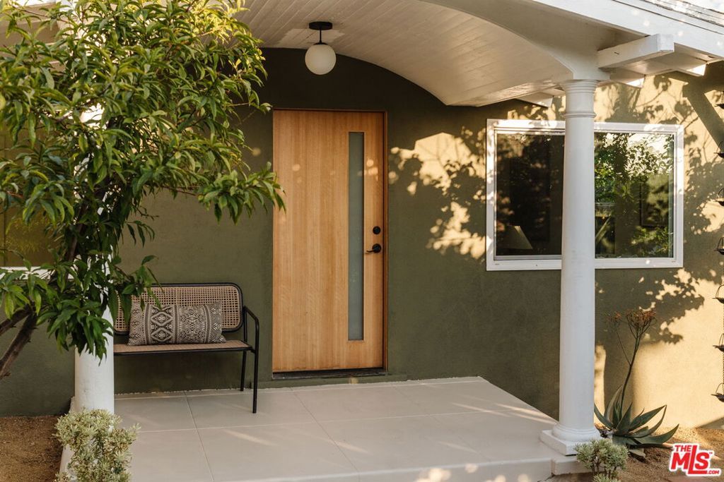 Image 2 of property listing at 2826 Macon Street, Los Angeles, CA 90065