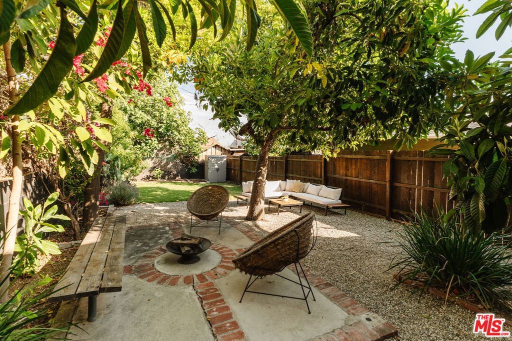 Image 20 of property listing at 2826 Macon Street, Los Angeles, CA 90065