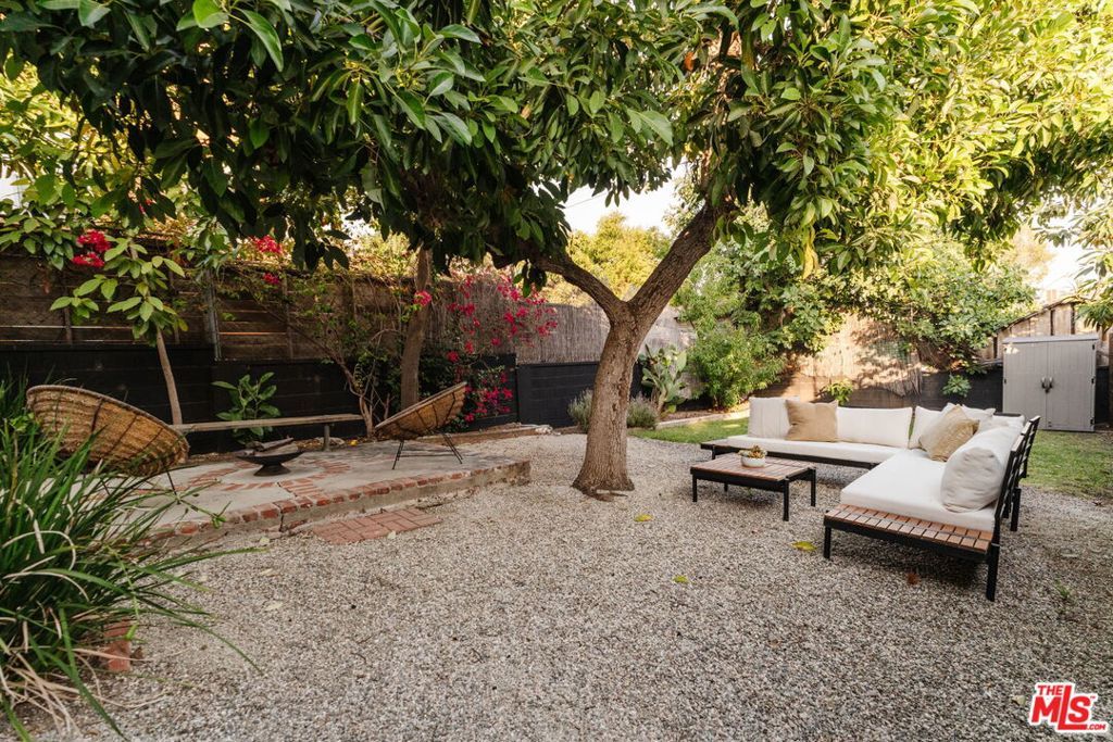 Image 21 of property listing at 2826 Macon Street, Los Angeles, CA 90065