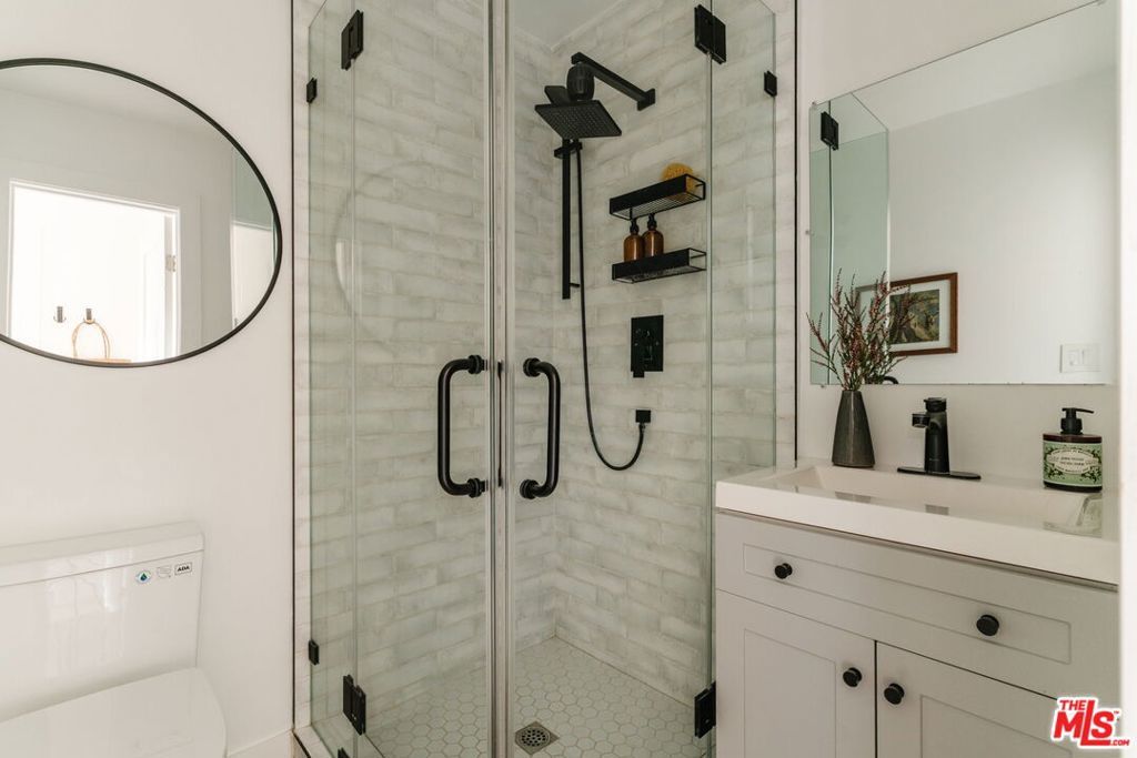 Image 25 of property listing at 2826 Macon Street, Los Angeles, CA 90065