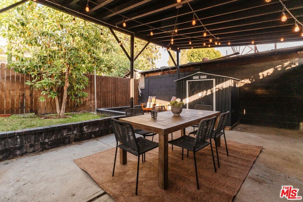 Image 27 of property listing at 2826 Macon Street, Los Angeles, CA 90065