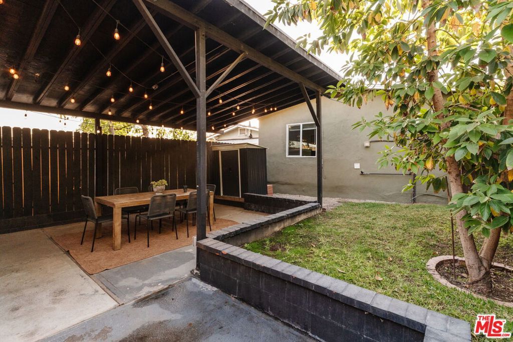 Image 28 of property listing at 2826 Macon Street, Los Angeles, CA 90065