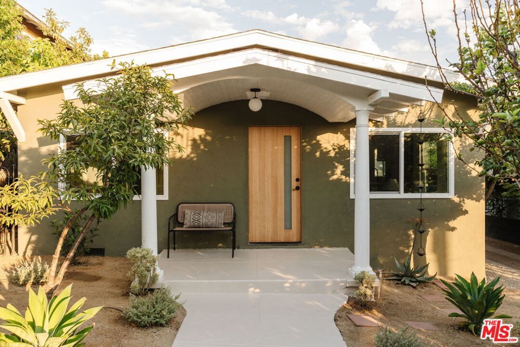 Image 3 of property listing at 2826 Macon Street, Los Angeles, CA 90065