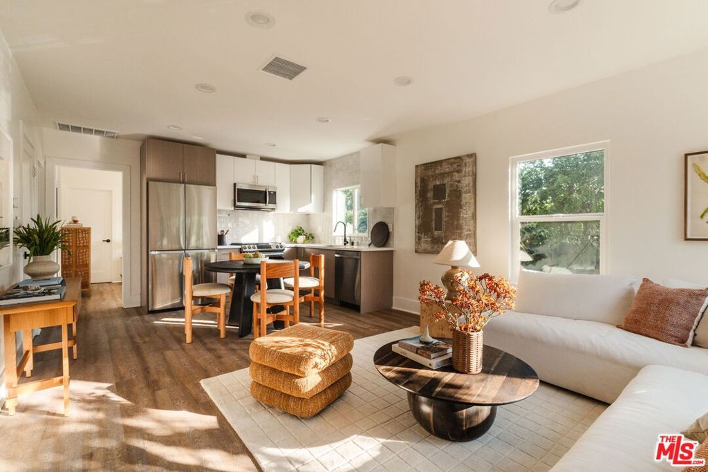 Image 5 of property listing at 2826 Macon Street, Los Angeles, CA 90065