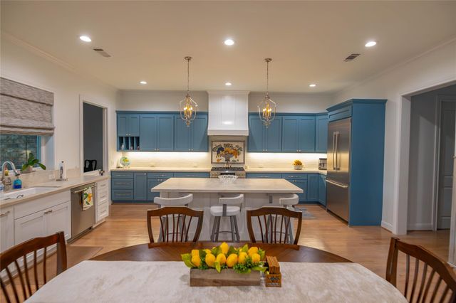 10614 Moonlight Drive, Houston, TX 77096