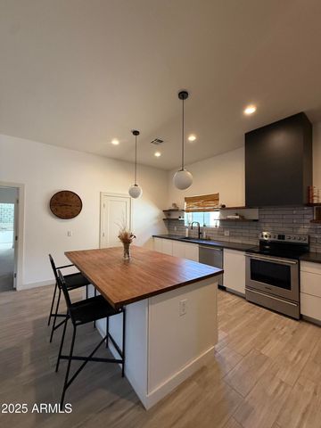 2914 N 47th Street, Phoenix, AZ 85018