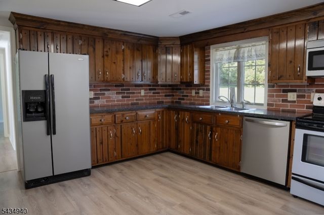 6 Hillside Ln, Holland Twp., NJ 08848