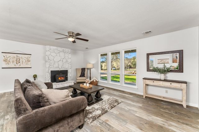 2735 Little Oak Ln, Rescue, CA 95672