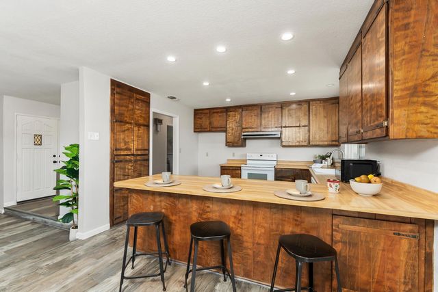 2735 Little Oak Ln, Rescue, CA 95672