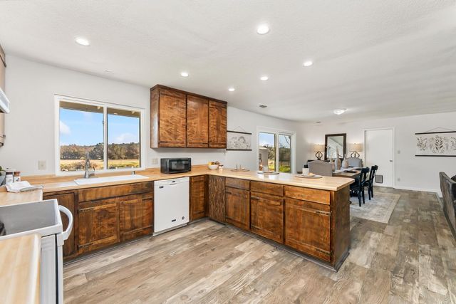 2735 Little Oak Ln, Rescue, CA 95672