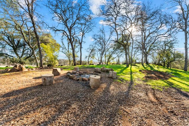 2735 Little Oak Ln, Rescue, CA 95672