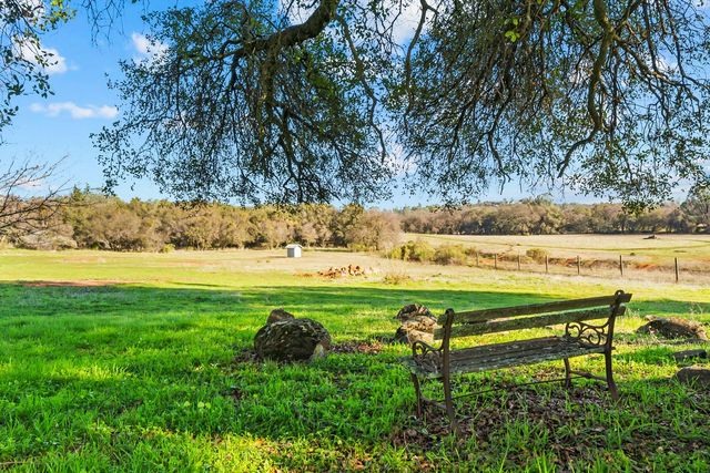 2735 Little Oak Ln, Rescue, CA 95672