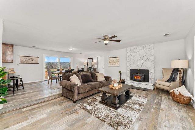 2735 Little Oak Ln, Rescue, CA 95672