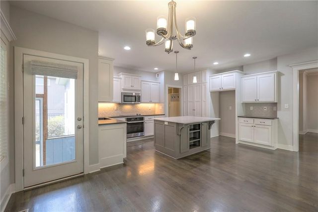 1305 NE Goshen Drive, Lee's Summit, MO 64064