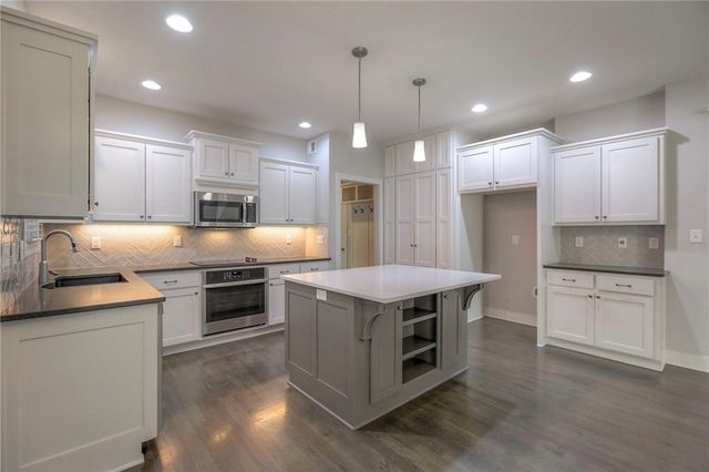 1305 NE Goshen Drive, Lee's Summit, MO 64064