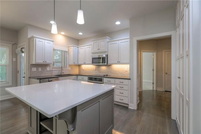 1305 NE Goshen Drive, Lee's Summit, MO 64064