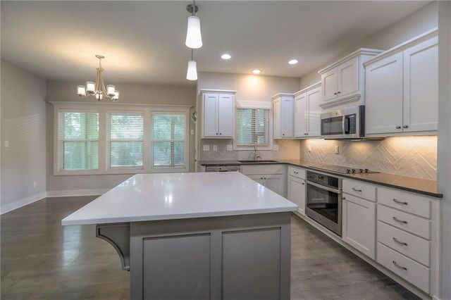 1305 NE Goshen Drive, Lee's Summit, MO 64064