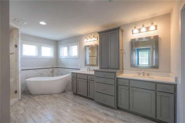 1305 NE Goshen Drive, Lee's Summit, MO 64064