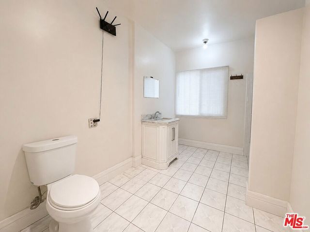 1188 W 37th Drive, Los Angeles, CA 90007