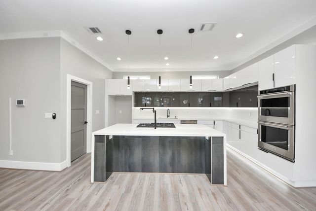 602 W 28th Street A, Houston, TX 77008