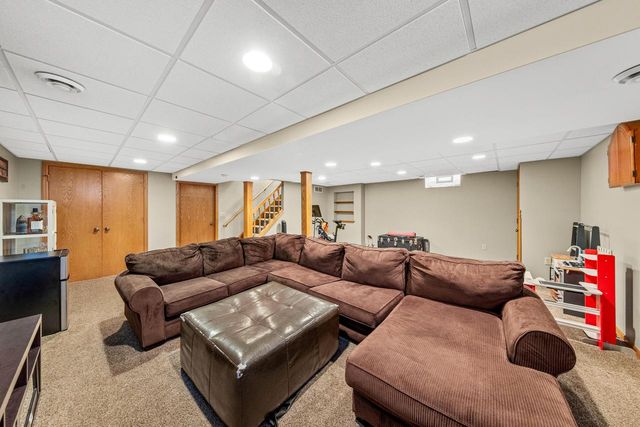 S77W17436 St Leonards DRIVE, Muskego, WI 53150