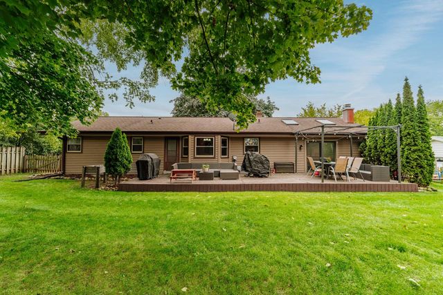 S77W17436 St Leonards DRIVE, Muskego, WI 53150