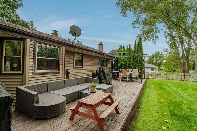 S77W17436 St Leonards DRIVE, Muskego, WI 53150