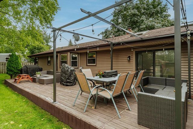 S77W17436 St Leonards DRIVE, Muskego, WI 53150