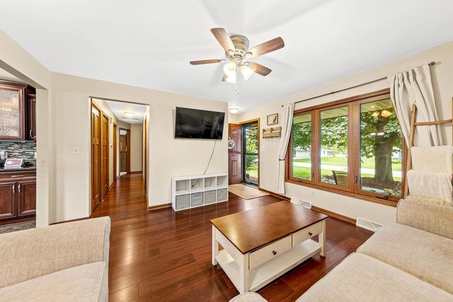S77W17436 St Leonards DRIVE, Muskego, WI 53150