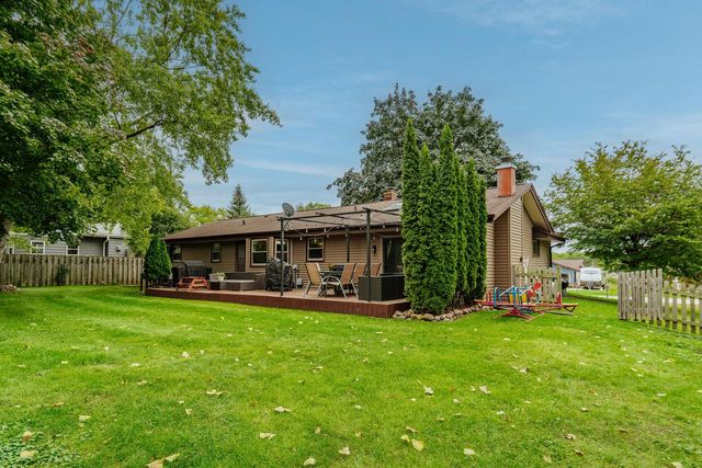 S77W17436 St Leonards DRIVE, Muskego, WI 53150