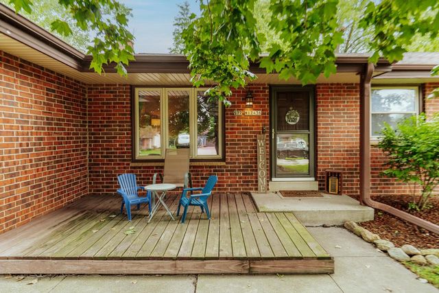 S77W17436 St Leonards DRIVE, Muskego, WI 53150