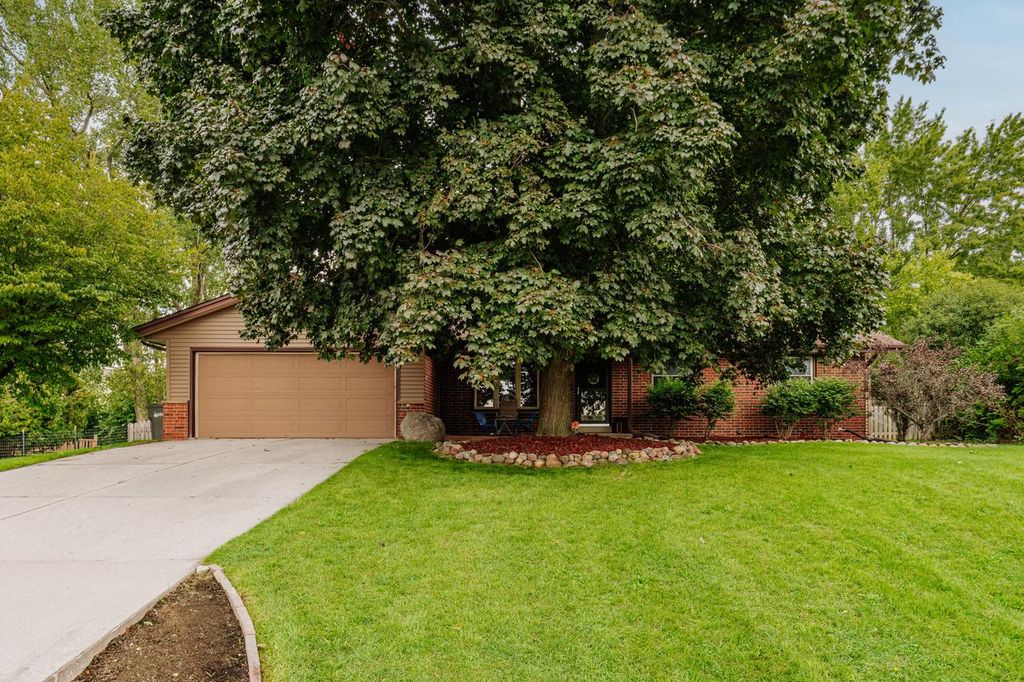 S77W17436 St Leonards DRIVE, Muskego, WI 53150