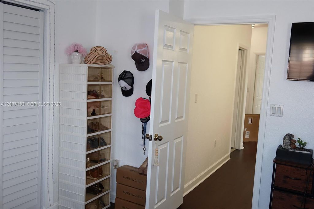 Image 7 of property listing at 22761 SW 93rd Psge, Cutler Bay, FL 33190