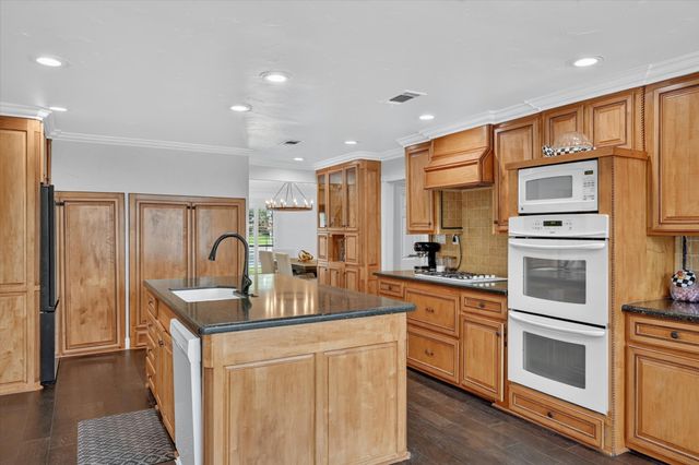 1946 Sussex Drive, Carrollton, TX 75007