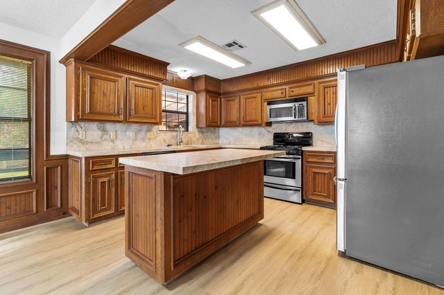 554 Harbor Drive, Onalaska, TX 77360