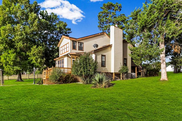 554 Harbor Drive, Onalaska, TX 77360