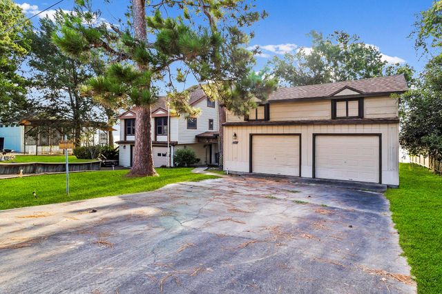 554 Harbor Drive, Onalaska, TX 77360