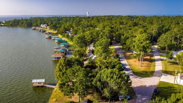 554 Harbor Drive, Onalaska, TX 77360