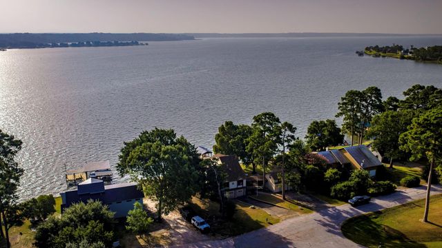 554 Harbor Drive, Onalaska, TX 77360