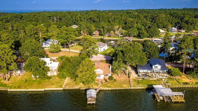554 Harbor Drive, Onalaska, TX 77360