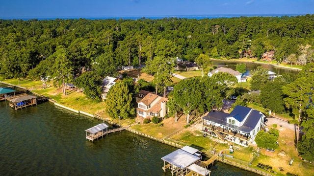 554 Harbor Drive, Onalaska, TX 77360