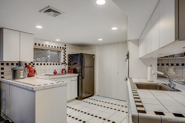 900 Kilmer Lane, North Woodmere, NY 11581