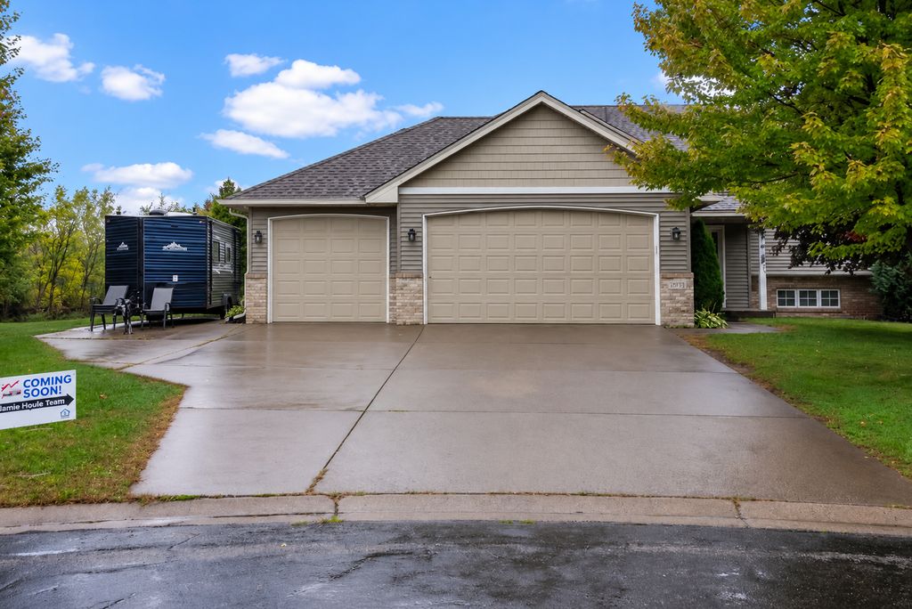 9711 Woodcrest Court, Monticello, MN 55362