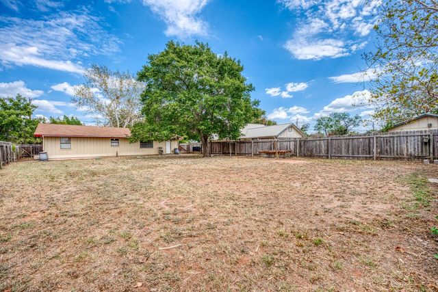 212 N River Oaks DR, Burnet, TX 78611