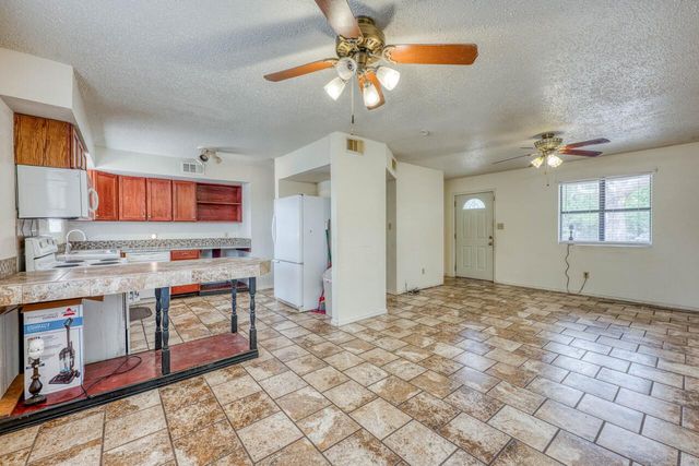 212 N River Oaks DR, Burnet, TX 78611