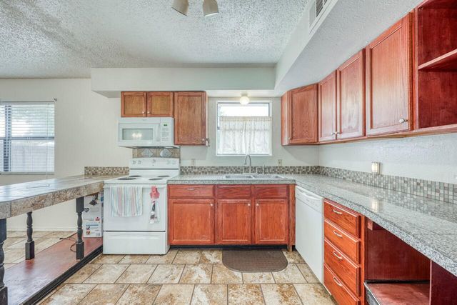 212 N River Oaks DR, Burnet, TX 78611