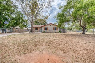212 N River Oaks DR, Burnet, TX 78611